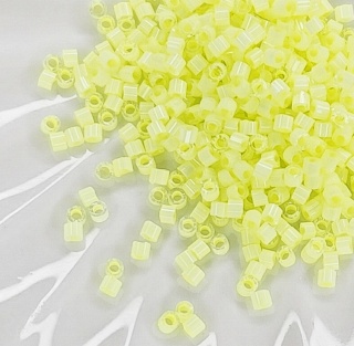 Японский бисер Miyuki Delica 11/0 DB1857 Silk Inside Dyed Lime Aid, 3гр