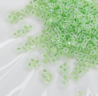 Японский бисер цилиндр светло-зеленый Miyuki Delica 11/0 DB0237 Lined Crystal Lt.Green Luster, 3гр
